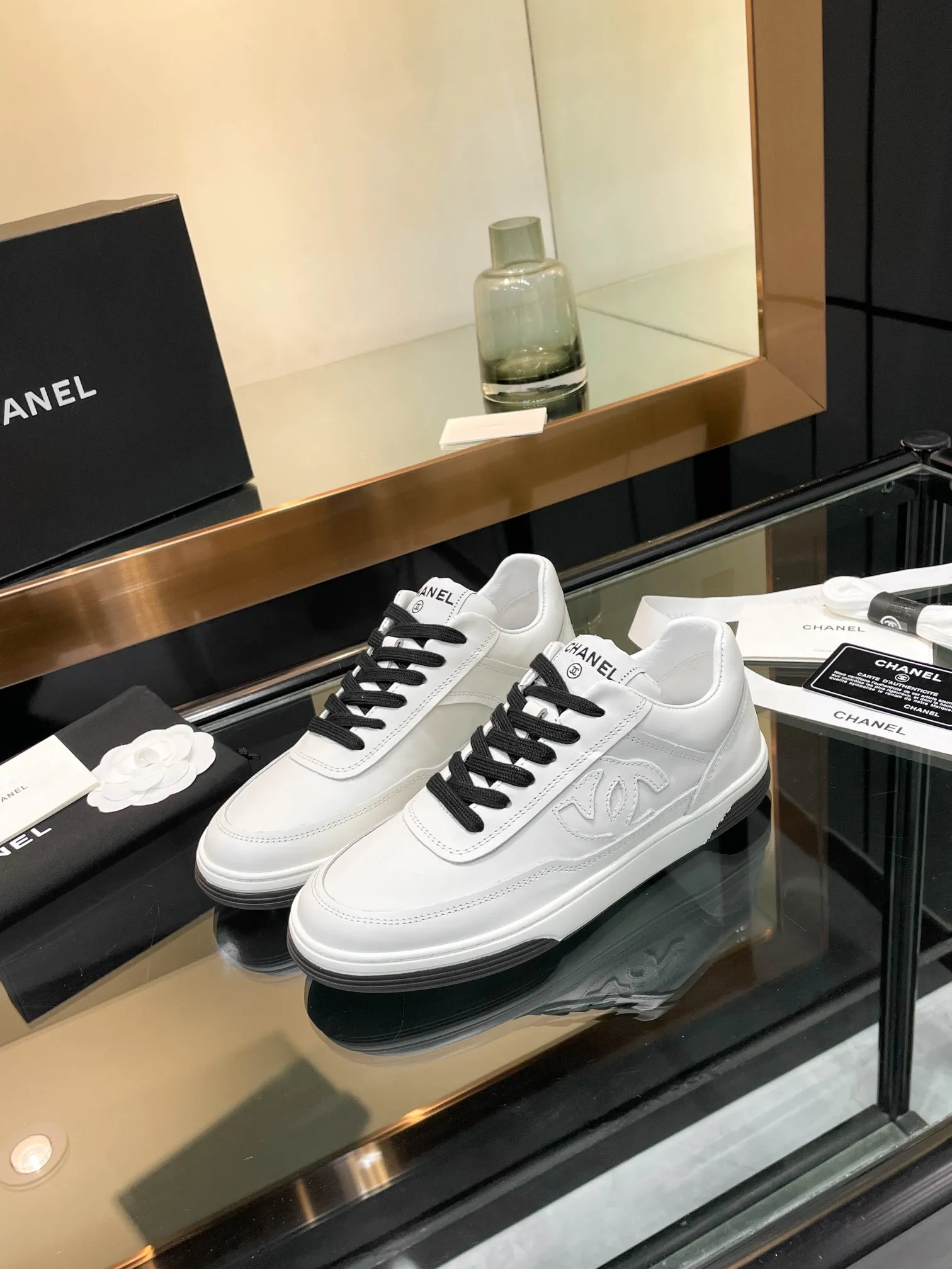 👟👟Ex-factory price 520👟👟Chanel Chanel 25SF latest model full leather panda color white shoes casual sports shoes skateboard shoes original purchase and development production Xiaoxiang C Home Another super popular item in the counter, loved by Internet celebrity bloggers and sisters, and various praises on social platforms. It is very popular, has a high texture, is breathable and super spring and summer. Seeing this issue always arouses the inner desire of girls for fashion. The latest suede material, classic black and white color, full of fashionable feeling on the feet, easy to care for. Fabric: Original customized imported cowhide material. Lining: Customized soft sheepskin lining. Sole: Original molded TPU non-slip outsole. Bottom thickness: 2.5CM. Size: Women's size 35-40 (custom-made sizes 40 are non-refundable)